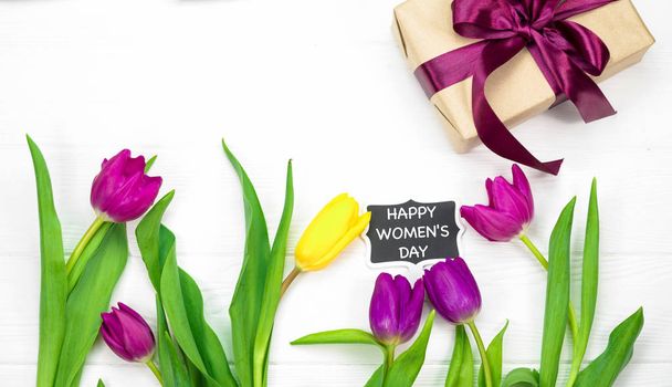 тюльпаны на белом фоне и подарок
 - Фото, изображение