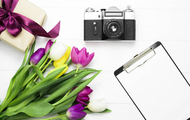  bloemen en camera op een witte achtergrond - Foto, afbeelding