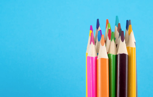 lápis coloridos em um fundo azul - Foto, Imagem