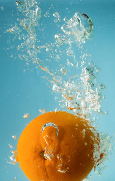 Tasty orange in water - Valokuva, kuva