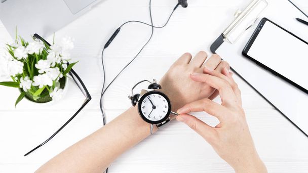 женские руки и наручные часы, ноутбук, телефон, деревянный фон
 - Фото, изображение