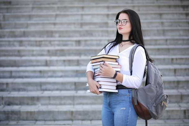 Студентка на улице с книгами
 - Фото, изображение