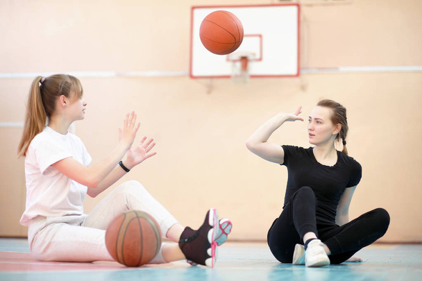 Дівчина в спортзалі грає в баскетбол
 - Фото, зображення