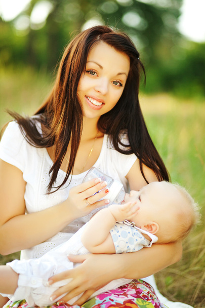 jovem mãe com bebê infantil ao ar livre
 - Foto, Imagem