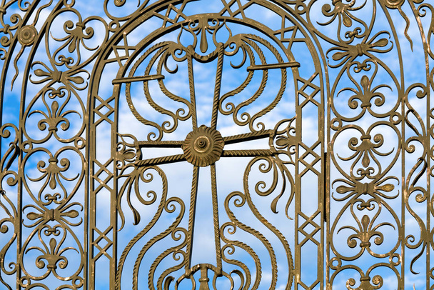 Portes forgées avec Christ en arrière-plan du ciel
 - Photo, image