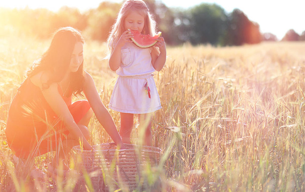 Fiatal lány a búza mezőben. Nyári táj és a lány egy na - Fotó, kép
