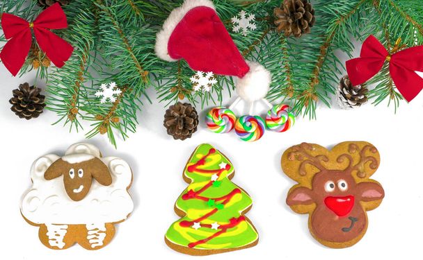 Nieuwjaar peperkoek cookies op een witte achtergrond - Foto, afbeelding
