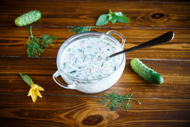 cold summer cucumber soup in a plate - Foto, afbeelding