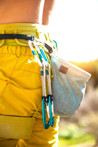 Καραμπίνερ και τσάντα για Μαγνησίας. Εξοπλισμός για αναρρίχηση. Σύστημα ασφάλειας. Ο ορειβάτης ετοιμάζεται για την ανάβαση. - Φωτογραφία, εικόνα