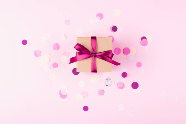 Gift box with beautiful pink. - Foto, Imagen