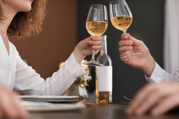 Young couple with glasses of delicious wine in restaurant - Foto, Bild