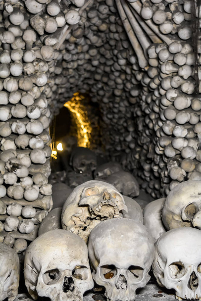 Schedels en beenderen in de kapel van de bot Ossuarium van Sedlec in Kutna Hora, Tsjechië - Foto, afbeelding