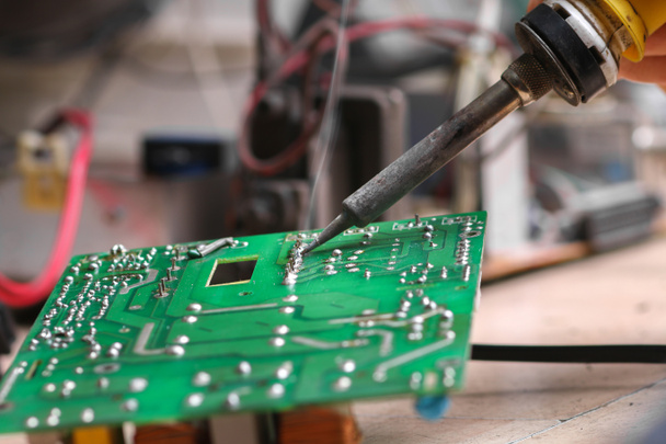 Reparatie van elektronische apparatuur, soldeeronderdelen voor tin - Foto, afbeelding