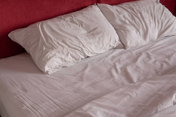Постельное белье и подушка
 - Фото, изображение