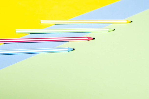 Multi-barevné pruhované krásné tužky v tri barva pozadí - Fotografie, Obrázek