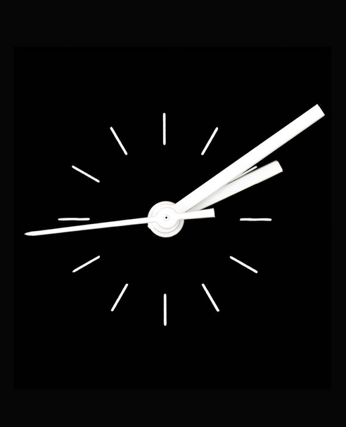 Нежные черные женские часы
 - Фото, изображение