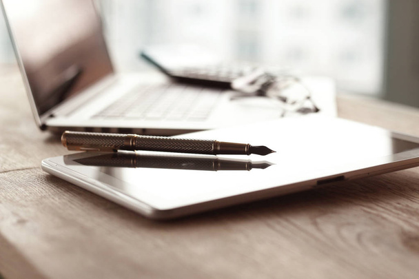 close up.stylish fountain pen on blurred workplace background - Fotografie, Obrázek