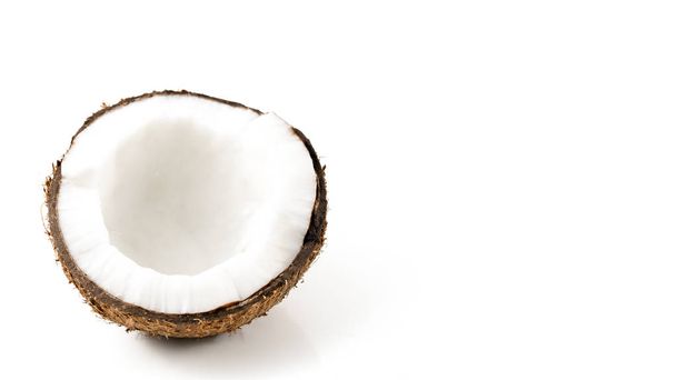 Halve kokosnoot op witte achtergrond - Foto, afbeelding
