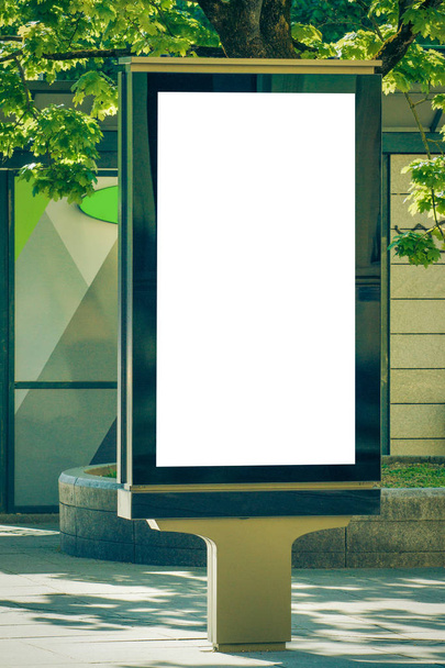 Mock up. Leeg reclamebord buiten, outdoor reclame, voorlichting van het publiek bestuur staan in de stad. - Foto, afbeelding