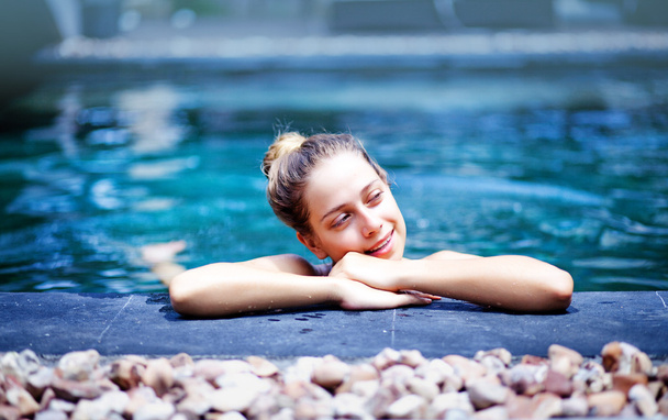 Молода біла жінка в басейні
 - Фото, зображення