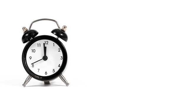   Reloj despertador negro sobre fondo blanco                              - Foto, Imagen