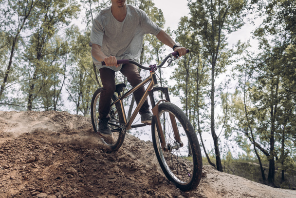 Dağ Bisiklet yarışçısı kırpılmış görüntü - Fotoğraf, Görsel