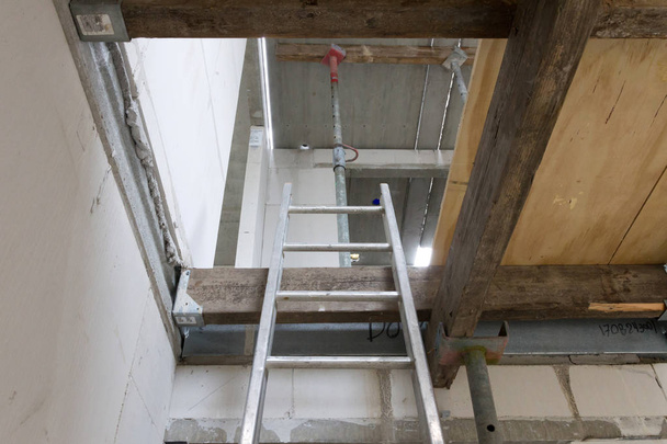 Οικοπέδου με οικία υπό κατασκευή - σκάλες στον πρώτο όροφο - Ολλανδία - Φωτογραφία, εικόνα