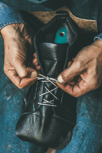 περικοπεί shot του τσαγκάρης ραφής τα ημιτελή Δερμάτινη μπότα - Φωτογραφία, εικόνα