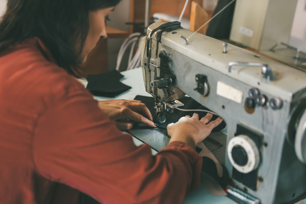 costureira madura trabalhando com máquina de costura elétrica
 - Foto, Imagem