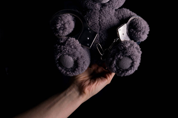 teddy bear in handcuff. child crime concept - Фото, зображення