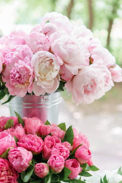 Прекрасные цветы в стеклянной вазе. Прекрасный букет розовых пионов. Цветочный состав, сцена, дневной свет. Обои
 - Фото, изображение
