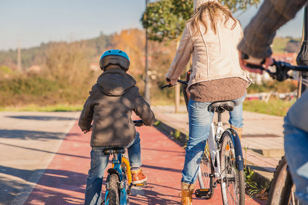 Doğada bisiklet sürme çocuk ile aile - Fotoğraf, Görsel