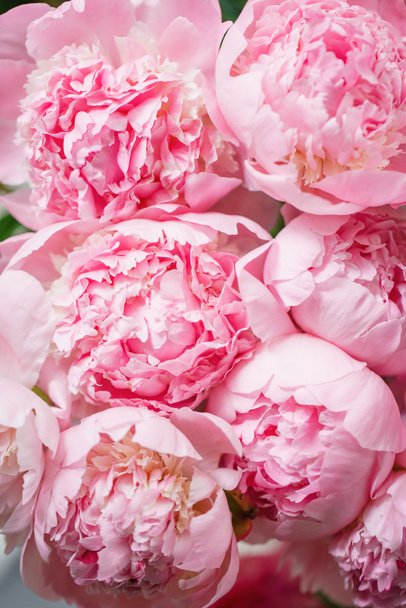 ガラスの花瓶の花を眺める。ピンクの牡丹の美しい花束。花の組成、シーン、夏時間の。壁紙 - 写真・画像