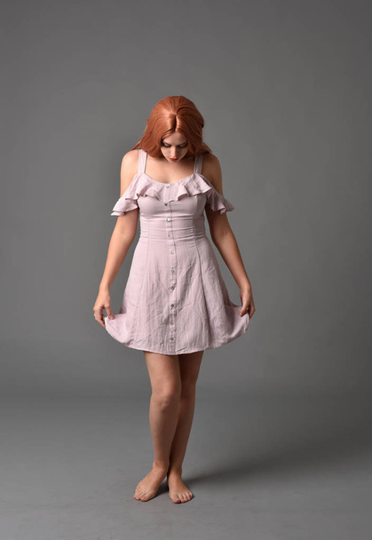 Pełna długość Portret dziewczyna ubrana w różowy sukienka letnia. pozie stojącej na studio szary tło - Zdjęcie, obraz