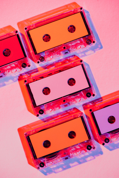 тоноване малюнок барвистий ретро аудіокасет рожевий фон - Фото, зображення