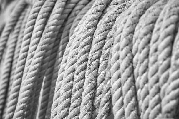 Черно-белая фотография старых веревок лодки, выборочная фокусировка, морской фон
. - Фото, изображение