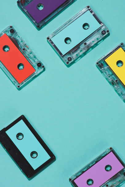 couché plat avec des cassettes audio rétro colorées disposées isolées sur bleu
 - Photo, image