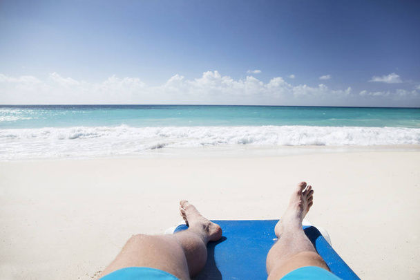 Nyári Barbados szigetén. Egzotikus vakáció. Türkizkék víz. Napos kék ég. Gyönyörű fehér homokos strand. - Fotó, kép