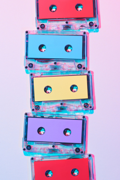 vista superior de casetes de audio coloridos arreglados sobre fondo púrpura
 - Foto, Imagen
