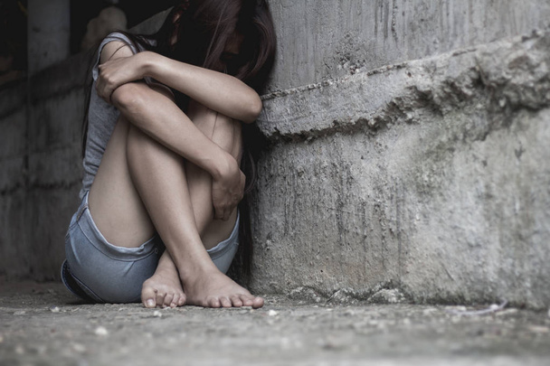 Vrouwen zitten triest, mensenhandel en stoppen geweld tegen vrouwen, internationale Vrouwendag - Foto, afbeelding