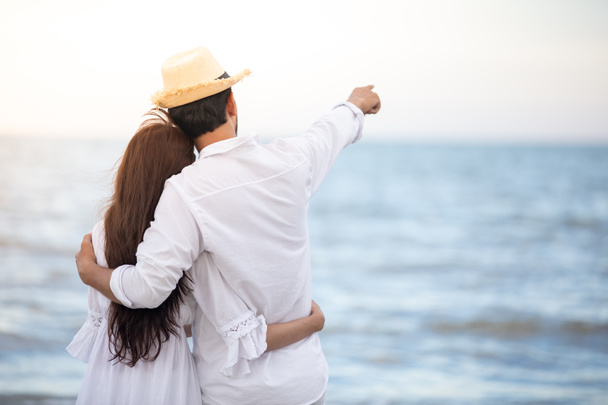 Счастливые романтические пары любовник держась за руки, прогуливаясь по пляжу - Фото, изображение