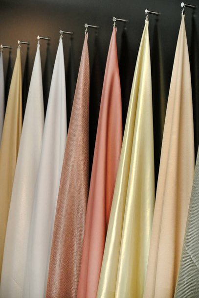 os tecidos pendurados coloridos - Foto, Imagem