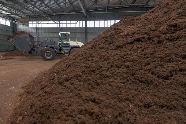 loading of peat raw materials, at the processing plant - Φωτογραφία, εικόνα