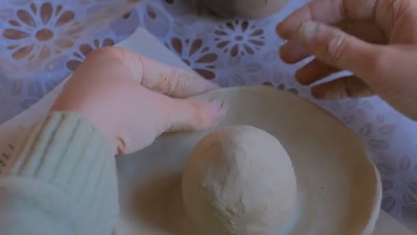 Жінка-гончар робить глиняний лимонний скрип в керамічній майстерні
 - Кадри, відео