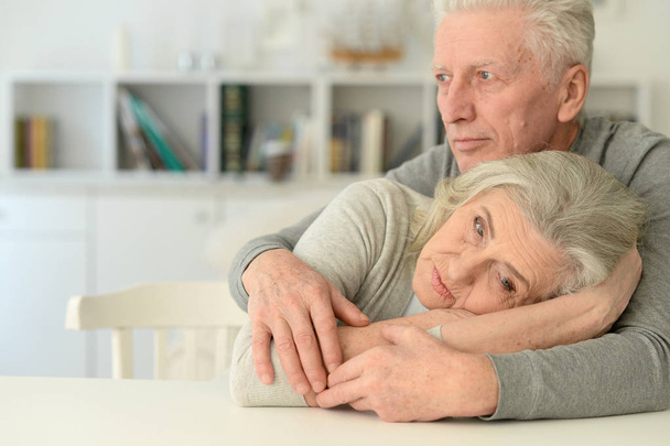 Triste pareja de ancianos en casa
  - Foto, Imagen