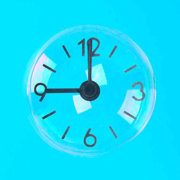 Mýdlové bubliny pomocí šipek v podobě hodin na modrém pozadí pastelové. Minimalismu. Koncept nepolapitelný čas - Fotografie, Obrázek