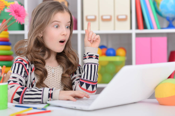 Émotionnel adolescent fille à l'aide d'un ordinateur portable dans sa chambre
 - Photo, image