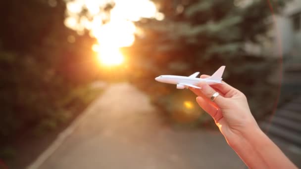 Plastikowe zabawki samolot w ręku symuluje lot. - Materiał filmowy, wideo