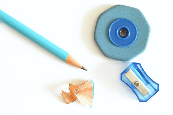 олівець, точилка, гоління гумовим олівцем ізольовані на білому тлі з копіювальним простором
 - Фото, зображення