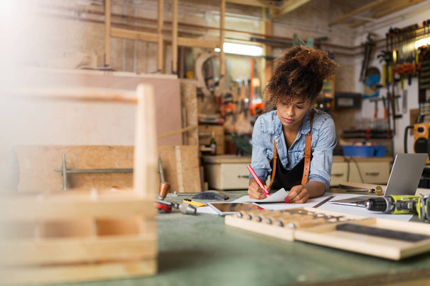 Afro-amerikai nő craftswoman dolgozik a műhelyben - Fotó, kép